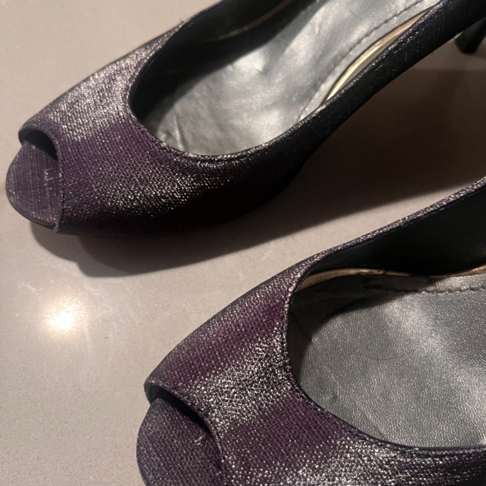 STUART WEITZMAN Purple Fabric Peep Toe Pump w/ Gold Detail: Sz 7 - Picture 3 of 8